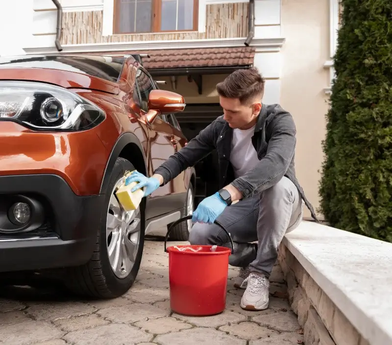 Lavage auto à domicile Saint-Martin-le-Nœud : professionnel intervenant sur un véhicule